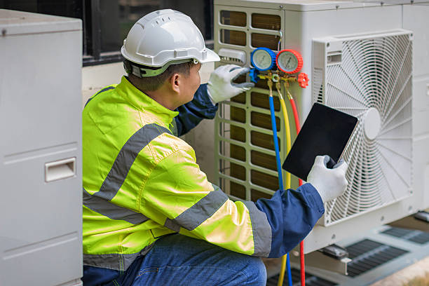 Professional Emergency Hvac Repair technician working in Garden City, MI